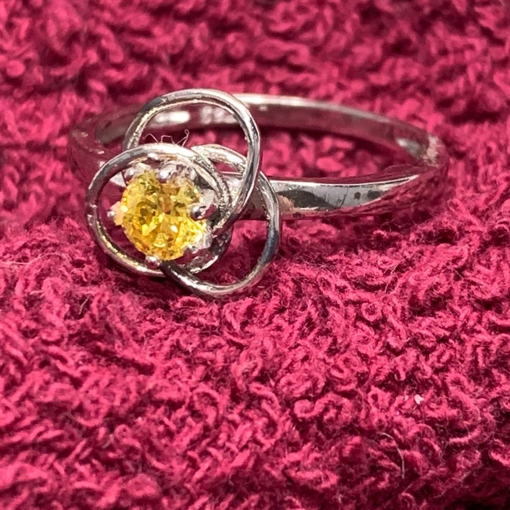 .925 Sterling Topaz Ring. Size 5-1/2. Preowned. (583)